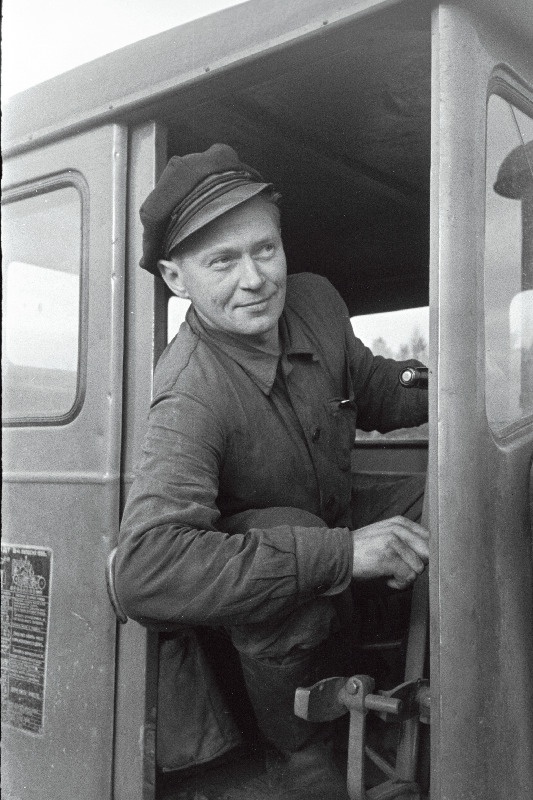 V. Pail - Hiiumaa masina-traktorijaama eesrindlik traktorist.