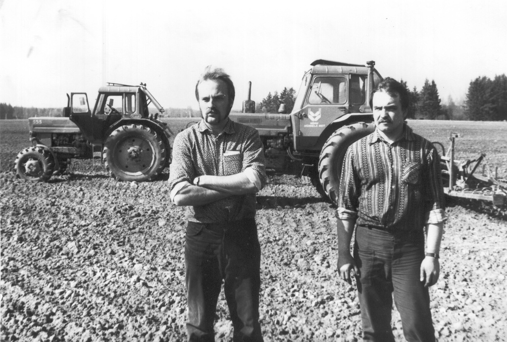 Foto. Väimela NST traktoristid Aare Jõgeva ja Viljar Meltsov  maid  külviks ette valmistamas 1985.a. mais
