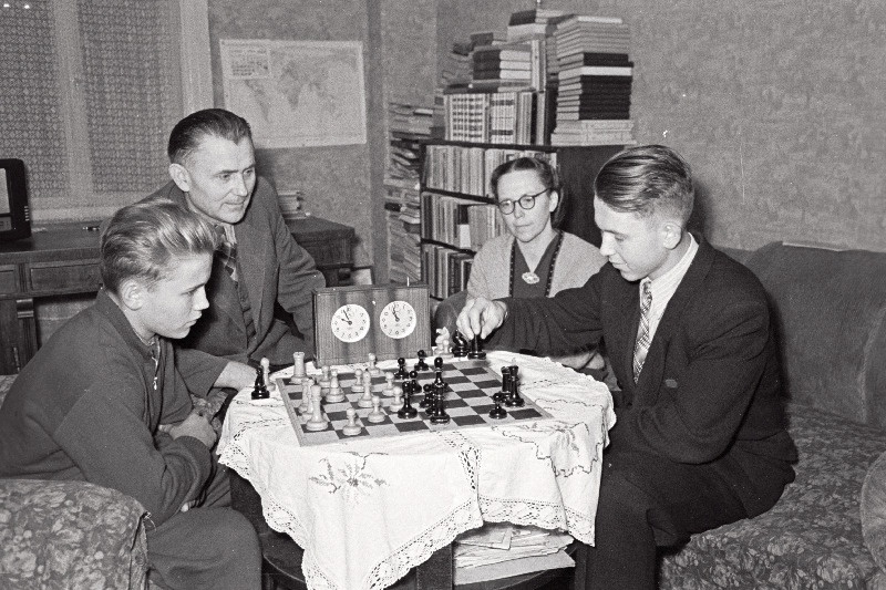 Perekond Hermlinid õhtut veetmas. Paremal: Eesti NSV koolinoorte maletšempion Aarne Hermlin.