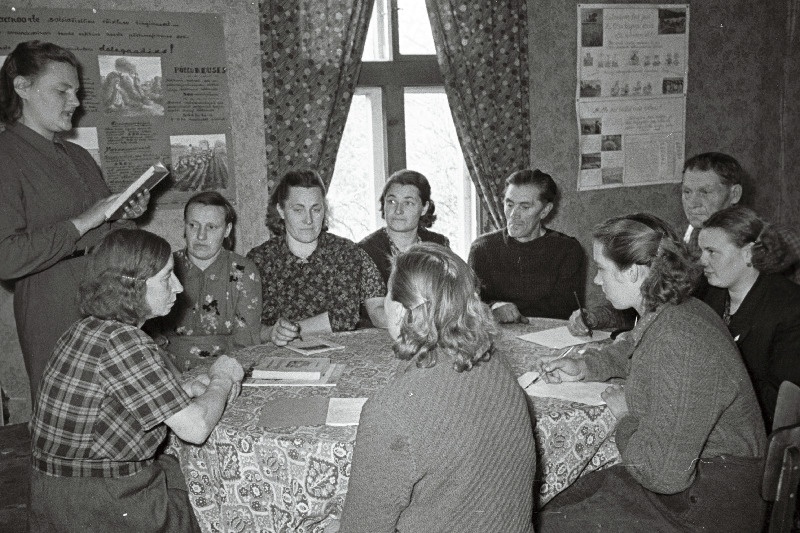 Agro-zootehniline õppetund Rahva Võidu kolhoosis. Õppuste juhataja kolhoosi spetsialist Malle Riidamaa õppustest osavõtjatele õppeprogrammi tutvustamas.