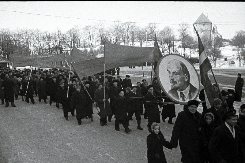 Töötajate demonstratsioon Tallinnas seoses Oktoobrirevolutsiooni 39. aastapäevaga.
