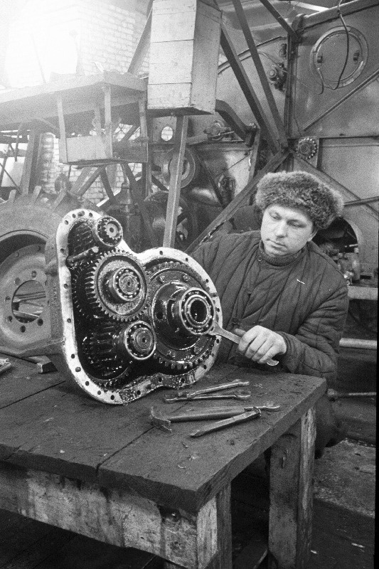 Tarva masina-traktorijaama kombainerite brigadir M. Tamm kombaini käigukasti lahti võtmas.