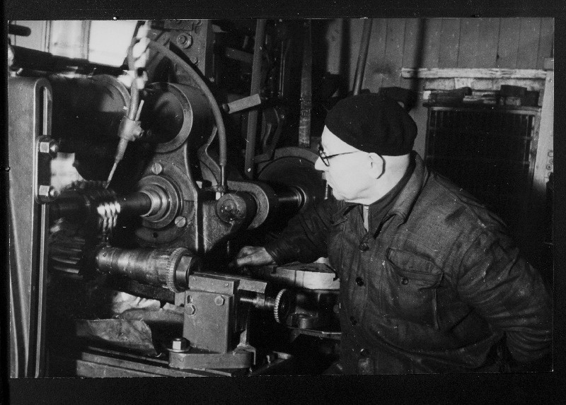 Tallinna Autoremonditehase nr. 2 mehhaanikatsehhi vanemfreesija Madis Kenas jälgib tema poolt täiustatud tööpingi tööd.