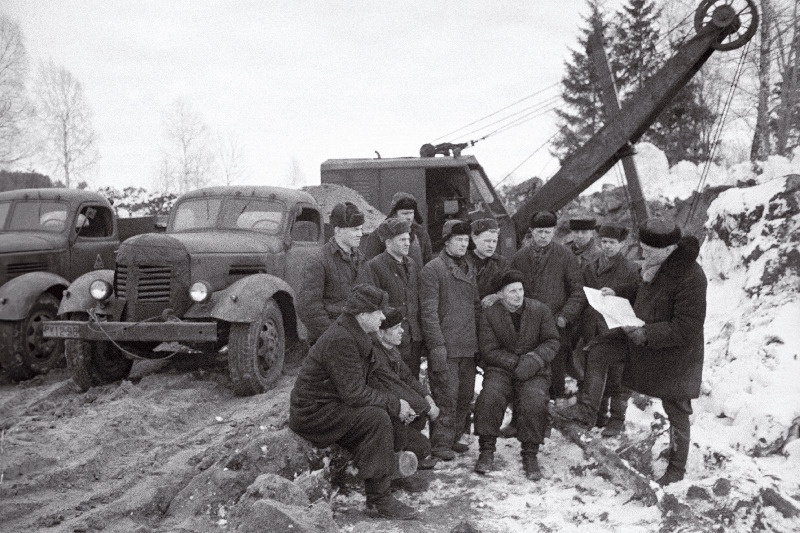 Trusti Eriehituse keskus töödejuhataja Heimar Liiv tutvub karjääritööliste ja autojuhtidega.