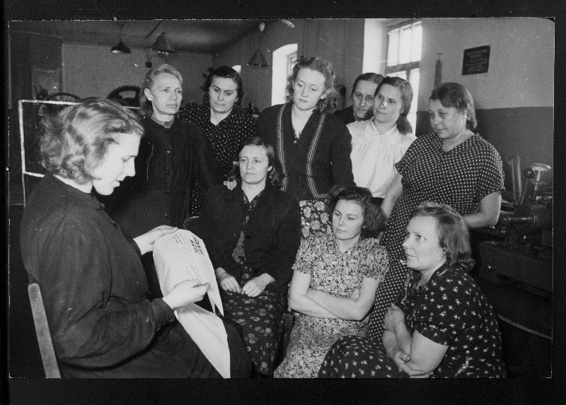 Keila tööstuskombinaadi meister Leida Härma tutvustab Nõukogude Liidu Kommunistliku Partei 20. kongressi otsuseid grupile tööstuskombinaadi töötajaile.