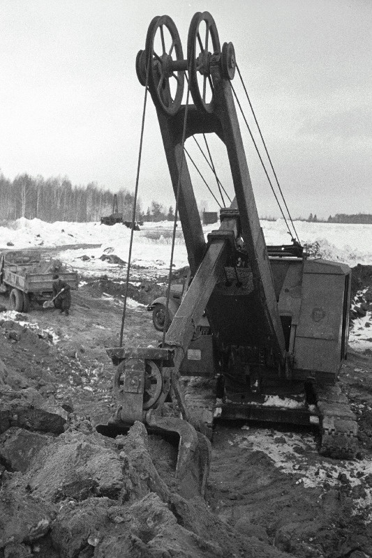 Ekskavaator teostab mullatöid Ahtme põlevkivigaasi vabriku ehituslõigul.