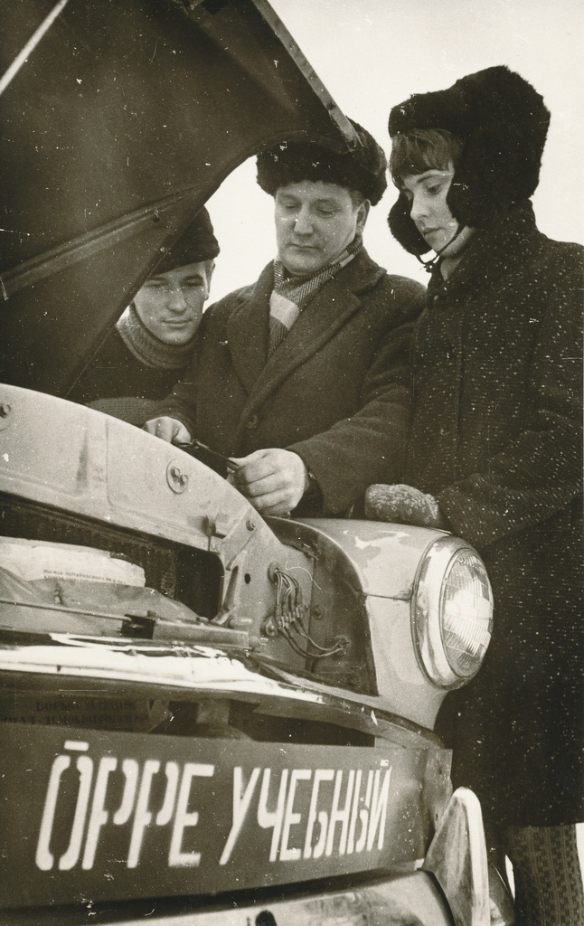 Foto. Väimela NST  II zootehnika  õpilane Helgi Heringson ja III el. õpilane Peter Väär koos õpetaja Villu Kimaskiga jaanuaris 1969.aastal.