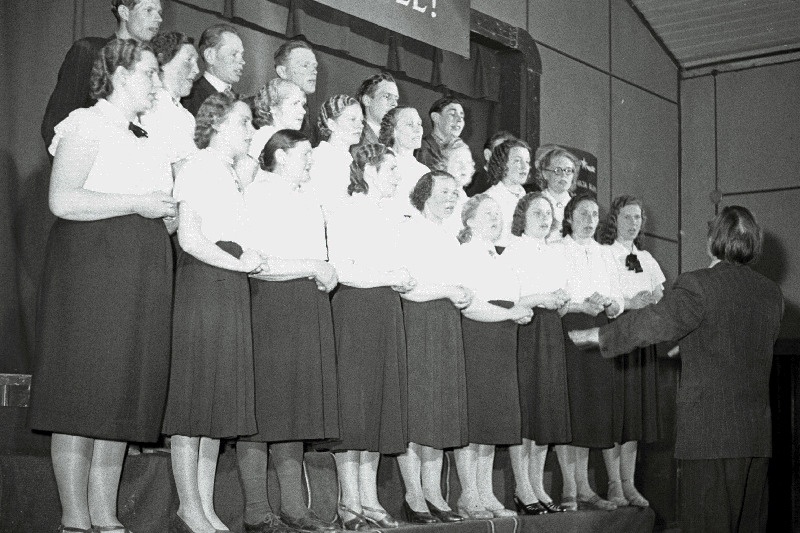 Sädeme kolhoosi klubi segakoor esinemas Eduard Pärna juhtimisel.