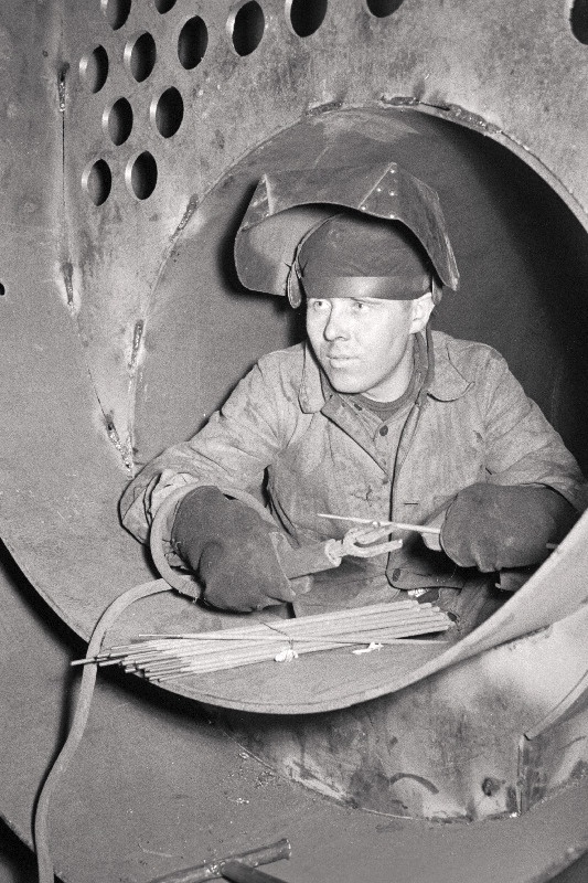 Kiviõli Põlevkivikeemia Kombinaadi eesrindlik elektrikeevitaja V. Heistonen töötamas.