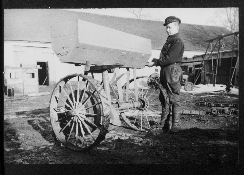 Kuusalu masina-traktorijaamas valmistatud kunstväetisekülvaja.