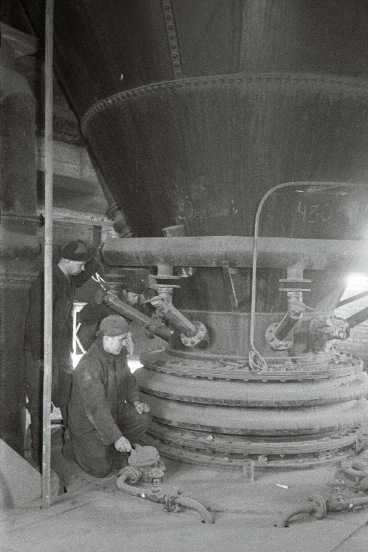 Kiviõli Põlevkivikeemia Kombinaadi uue generaatori montaaž.