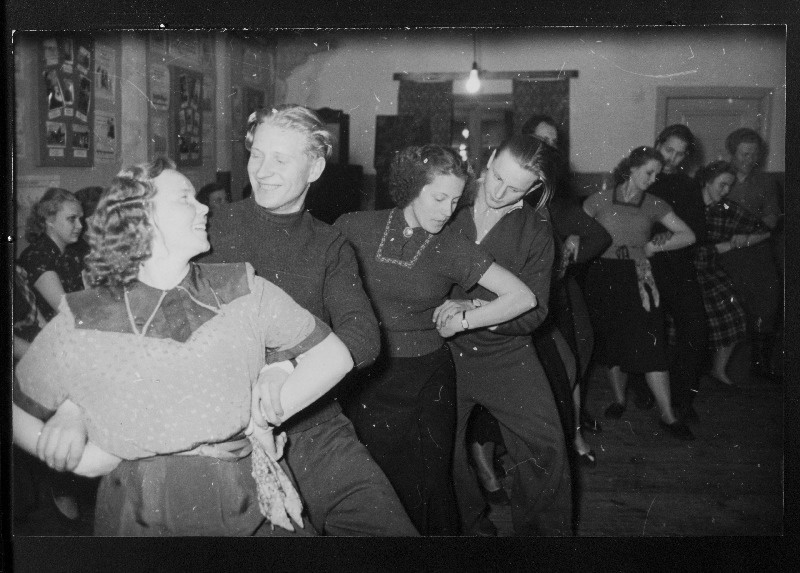 Märjamaa rajooni Kultuurimaja rahvatantsurühm harjutamas.