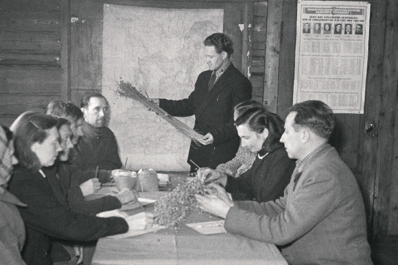 Kolhoosi Munamäe agronoom Ants Valdmann kõneleb kolhoosnikele linakasvatamise eesrindlikest meetodeist.