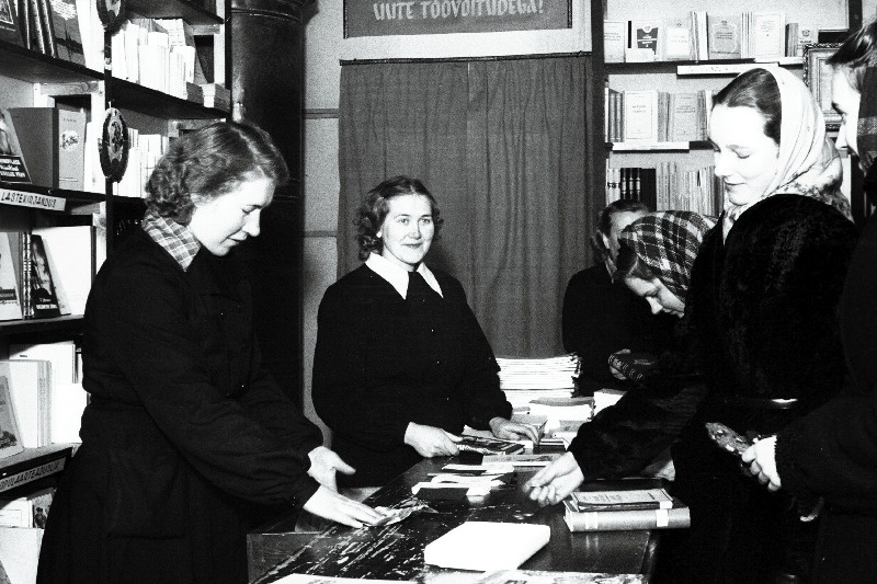 Elva raamatukaupluse müüjad L. Drozdovski ja E. Ritso teenindavad ostjaid.