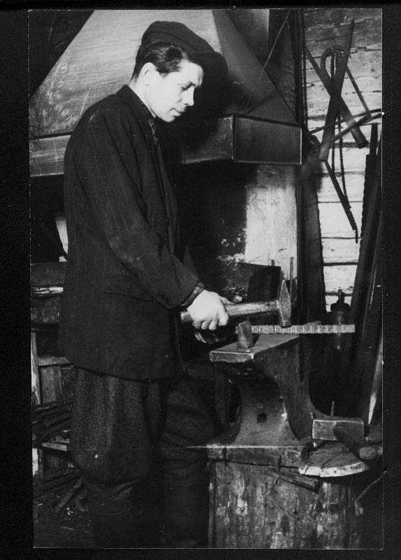 Elva segatööstusartelli Jõud eesrindlik sepp kommunist Sergei Kravtšenko töötamas.