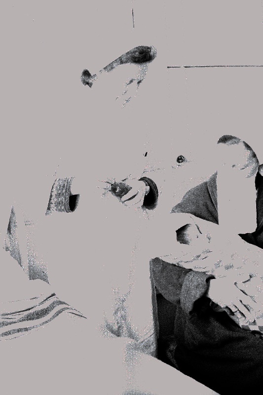 Paide rajoonihaigla sünnitusosakonnas. Ämmaemand E. Jänes annab Udeva sovhoosi põllutöölisele Ellen Vilumetsale näpunäiteid imiku hooldamiseks.