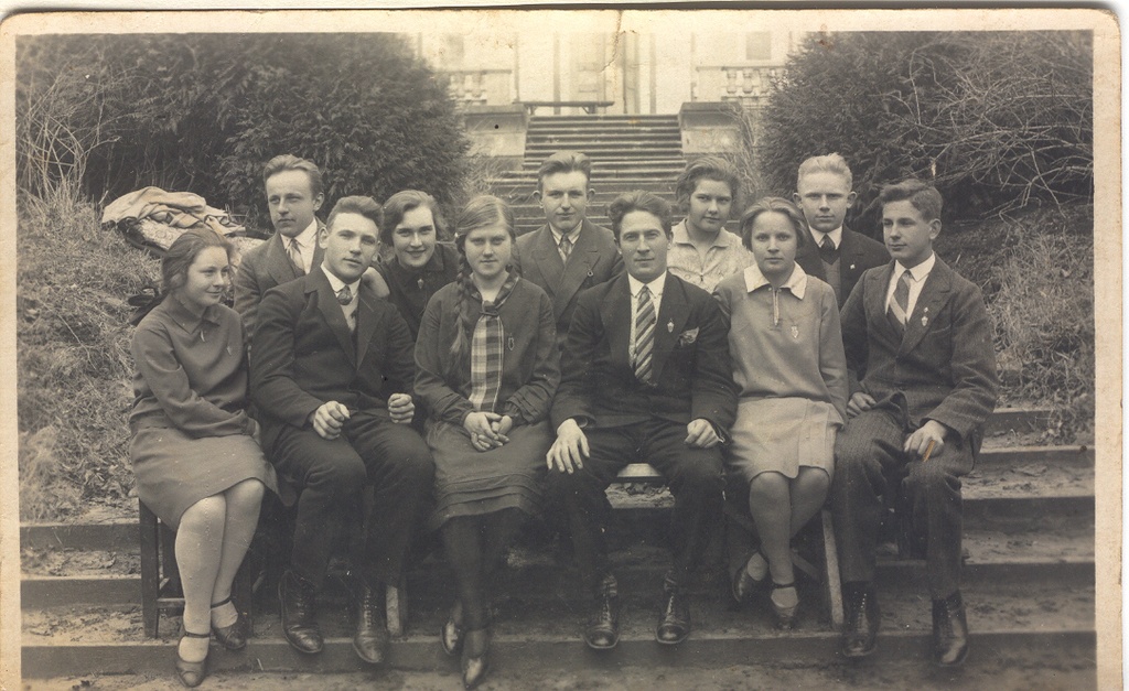 Foto. Väimela Põllutöö- ja karjatalitajatekooli õpilasi 1928.a. paiku.