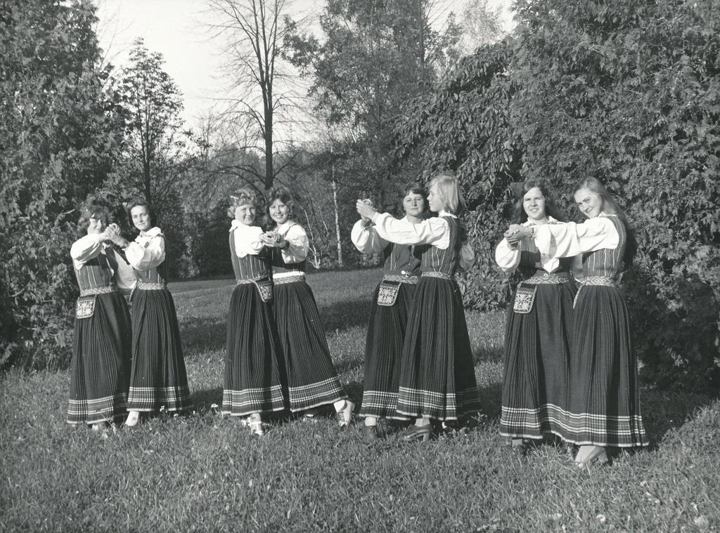 Foto. Väimela NST rahvatantsijad, tüdrukute rühm 1980.a.