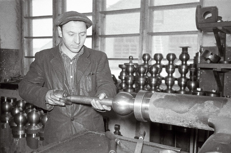 Paide rajooni Teedemasinatehase eesrindlik lukksepp V. Mihhailov autogreideri detaile monteerimas.