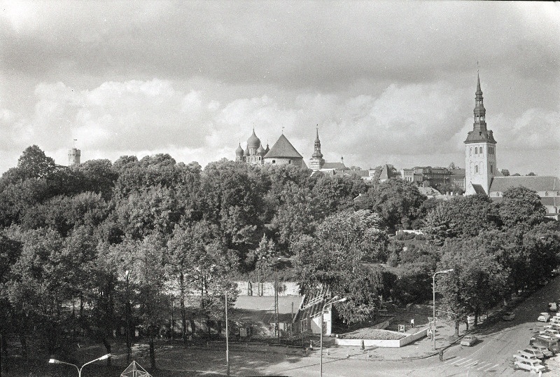 Vaade Võidu väljakul poolt Toompeale ja Niguliste kirikule.