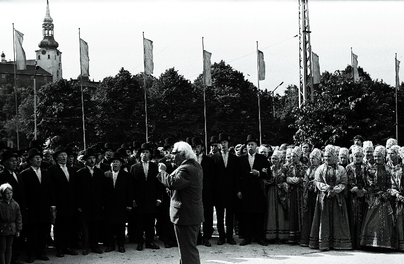Vene NFSV kirjanduse ja kunsti päevadele Eesti NSV-sse saabunuid tervitab Riiklik Akadeemiline Meeskoor dirigent Gustav Ernesaksa juhatusel.