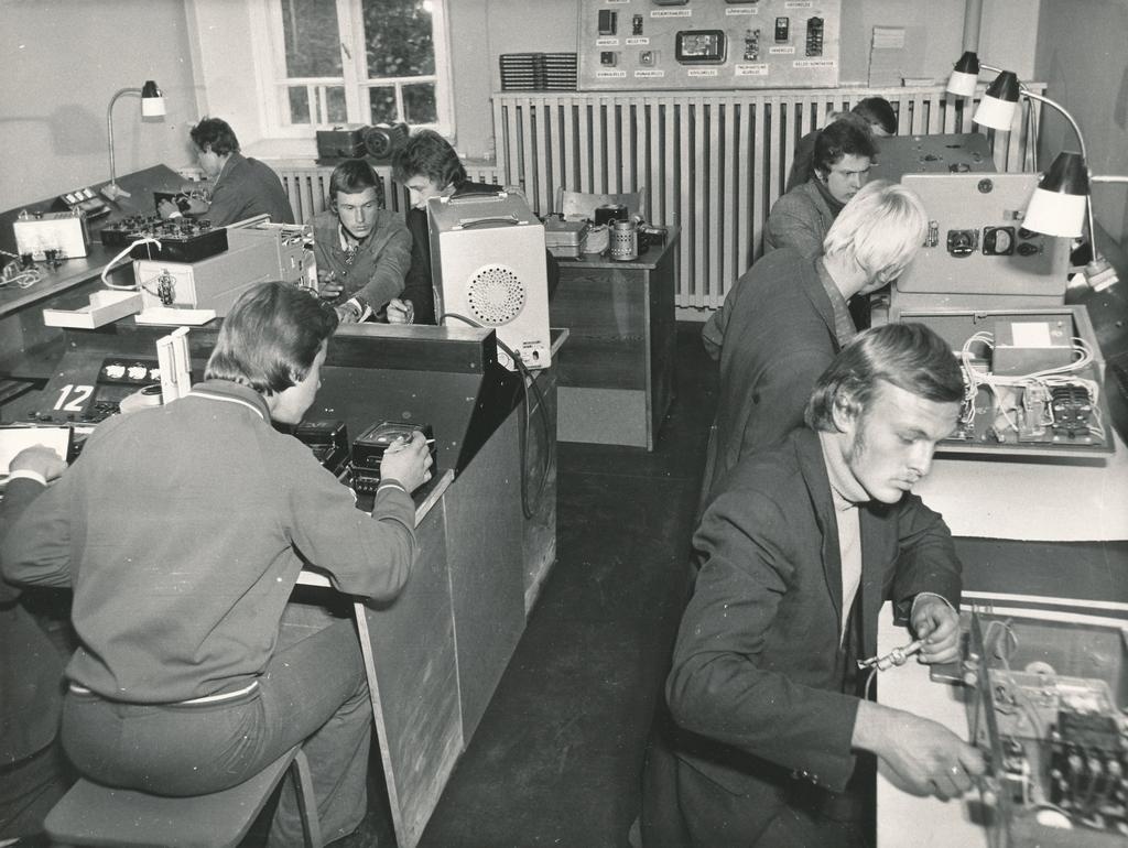 Foto. Väimela NST elektrotehnika kabinet 1980.tel aastatel.