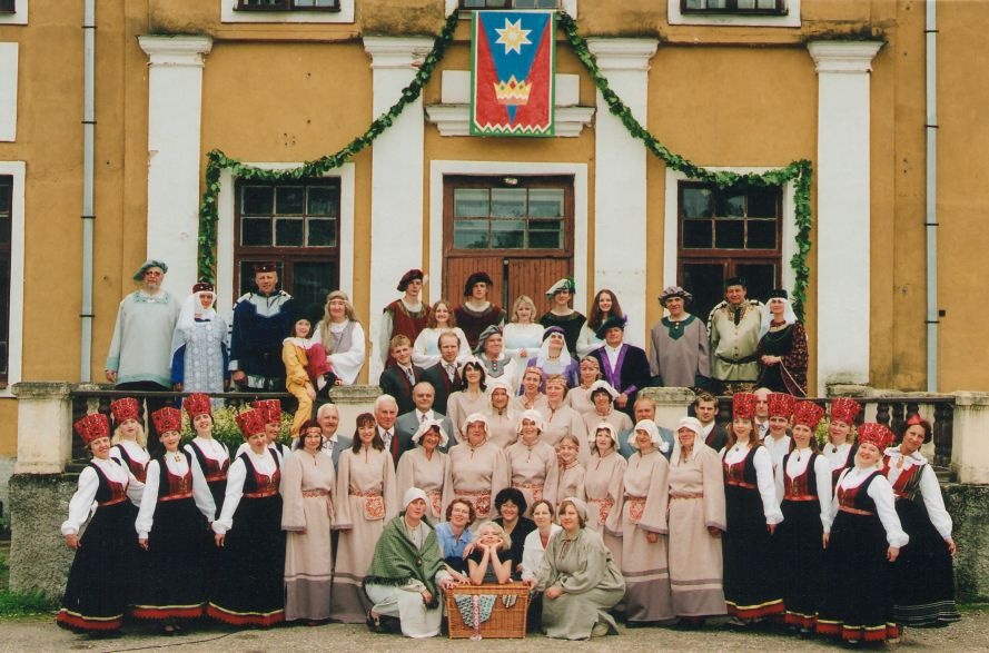 Foto. Etendus KULLAKETRAJATE PULMAD (pulmaseltskond Väimela mõisa trepil). Väimela, 09.07.2003.
