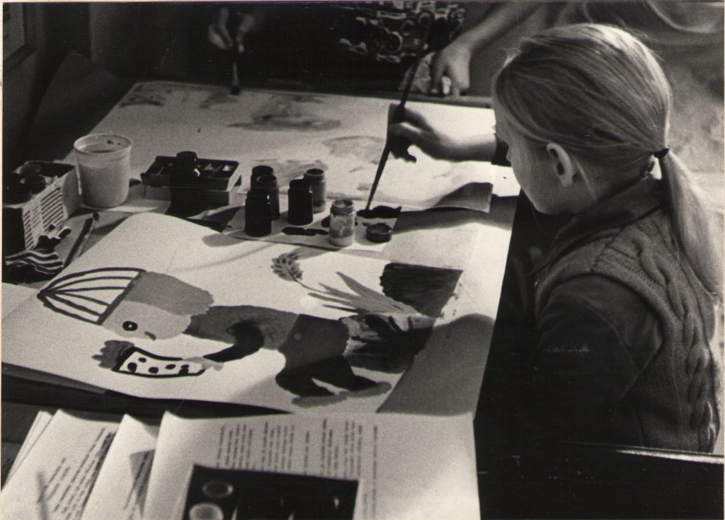 Foto. Kaire Siska Kreutzwaldi maja saalis joonistamas. Võru, 1976.