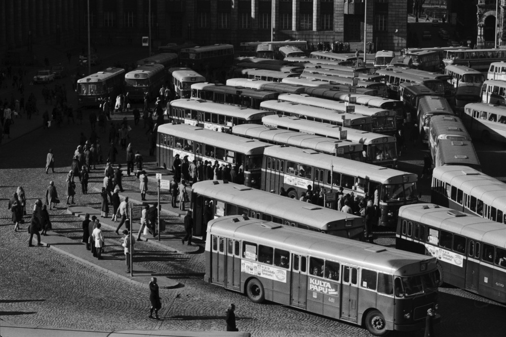 Kaivokadun suuntaan lähtevien bussien jono puikkelehtii busseja täpötäynnä olevalla Rautatientorilla iltapäivän ruuhka-aikaan