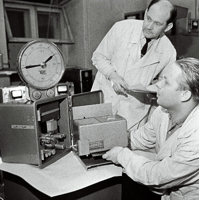 Tallinna Kontrollmõõduriistade Katsetehase vaneminsener V. Prenner (istub) ja konstruktor O. Jaaniste uut aparaati P?T-22 komplekteerimas.  duplicate photo