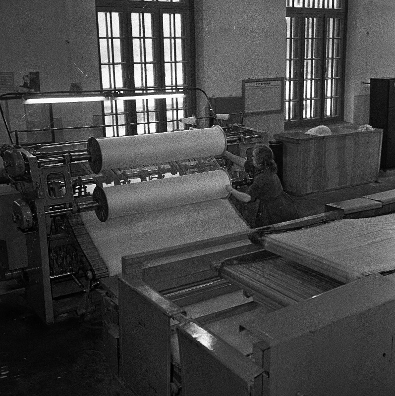 Puuvillakombinaadi „Kreenholmi Manufaktuur“ lausriide valmistamise aparaat.