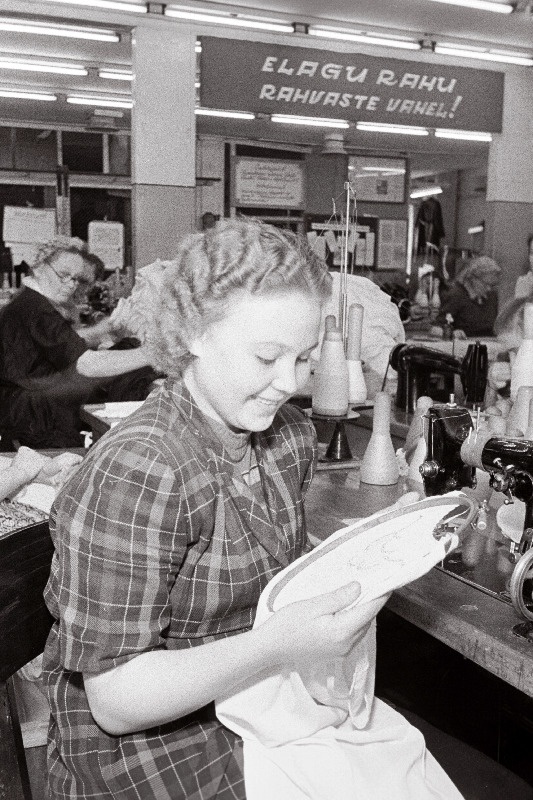 Trikotaaživabriku Marat tööline Asta Rannala.