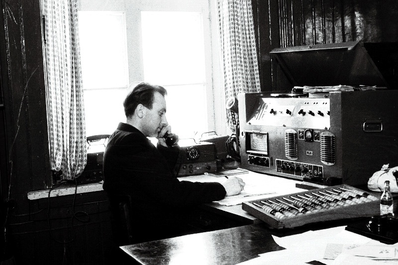 Helme masina-traktorijaama dispetšer E. Roosen kontrollib raadiojaama Urožai tööd.