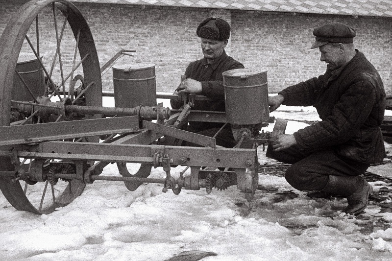 Maisikülvimasina monteerimine Akadeemik Viljamsi nimelises kolhoosis.