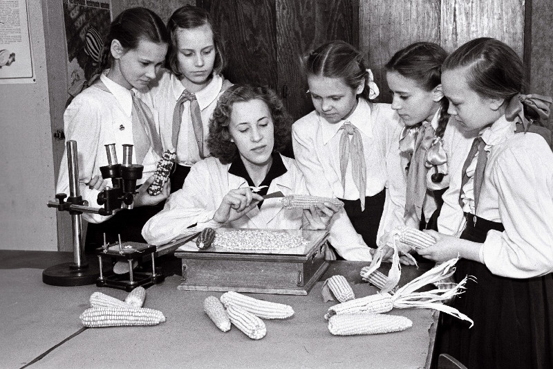 Tartu masina-traktorijaama laborant A. Härmat tutvustab Tartu 10. 7-klassilise kooli pioneeridele maisikülvamise masinat.