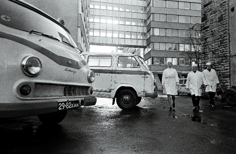 Tallinna Linna Kiirabijaama seitsmes brigaad koosseisus õde Virve Filips (vasakult), arst Nikolai Sokovikov ja sanitar Marko Kõdar enne väljasõitu.