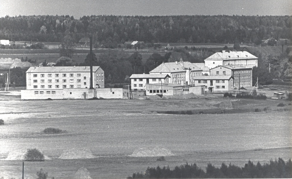 Foto. Väimela Näidissovhoostehnikumi uuselamud.