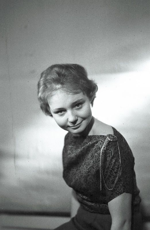 Are, Elle - Viljandi teatri Ugala näitleja, ÜLKNÜ XV kongressi delegaat.