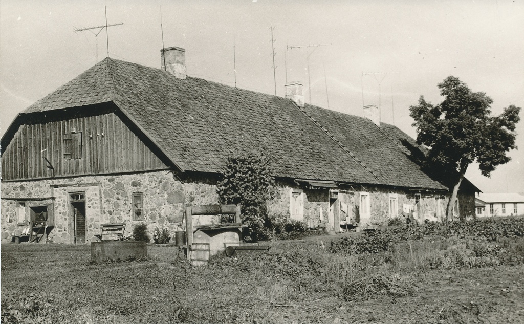 Foto. Endise Väimela mõisa moonakate maja, ehitatud 1866.a.