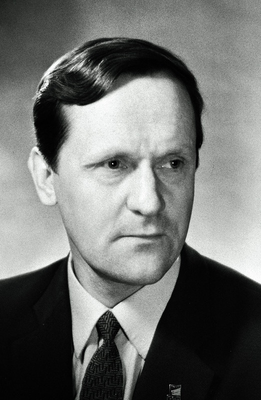 Sune, Jakob-Johannes - Eesti NSV Ülemnõukogu kaheksanda koosseisu saadik, V. Kingissepa nimelise Tallinna Tselluloosi- ja Paberikombinaadi tööline.