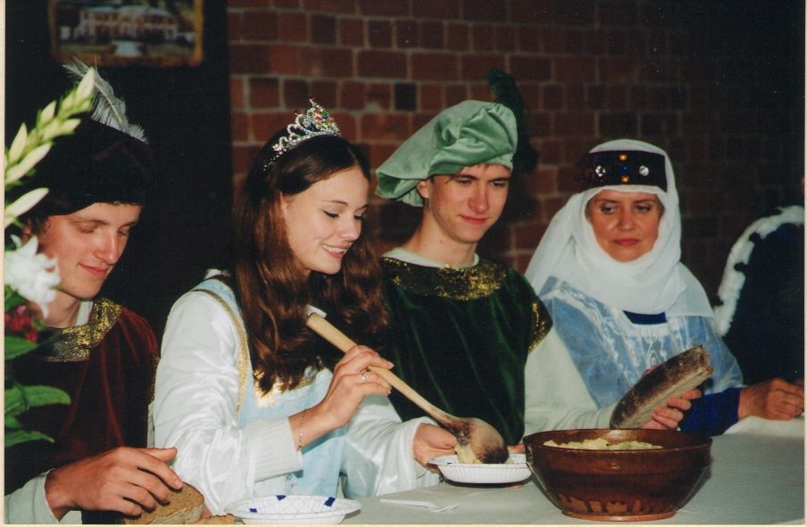 Foto. Etendus KULLAKETRAJATE PULMAD (Silver Tulik, Sigrid Valo, Mait Raag, Helve Braun). Väimela, 09.07.2003.