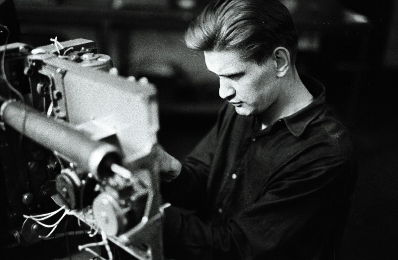 Tallinna Kontrollmõõteriistade Katsetehase parim montaažilukksepp, kommunistliku töö brigaadi liige Rait Kuri kõrgahjutäidise kontrollimiseks määratud mitme kanaliga nivoomõõtja URMS-2 isereguleerivat seadist monteerimas.