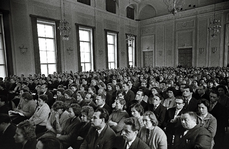 Õpilaste kommunistliku kasvatamise küsimuste arutamiseks toimunud vabariiklikust teoreetilisest konverentsist osavõtjad.