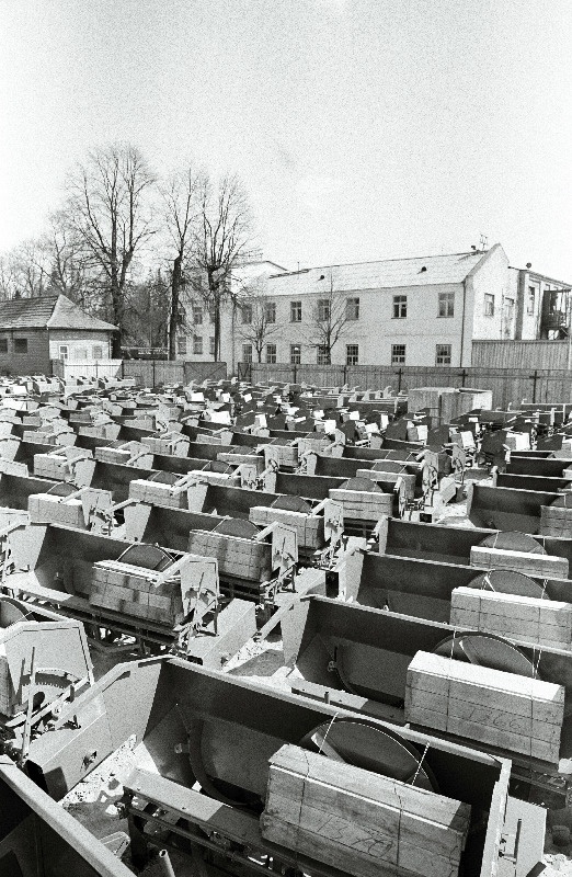Tartu Põllutöömasinate Tehase Võit valmistoodang tehase hoovil.