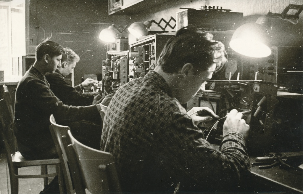 Foto. Väimela NST  õpilased elektrifitseerimise kabinetis juunis 1969.aastal.