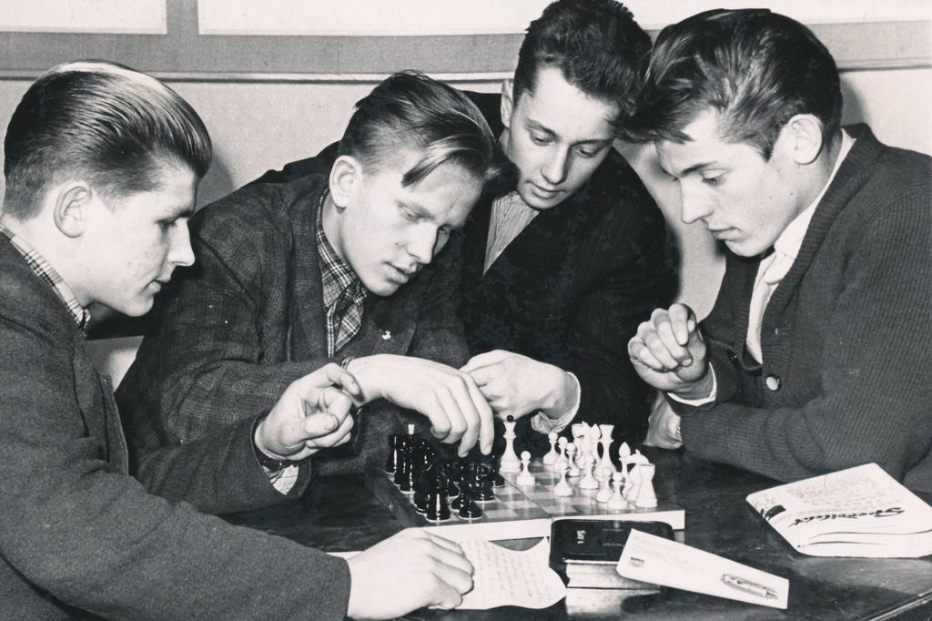 Foto. Väimela Zooveterinaariatehnikumi VSÜ "Jõud" spordikollektiivi malesektsiooni liikmed. 01.1961.a.