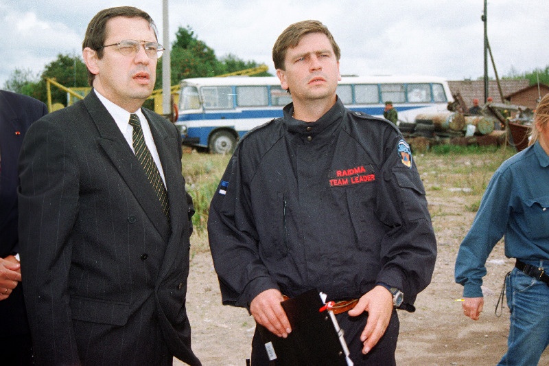 Kurkse väinas hukkunud rahuvalvajate otsimisoperatsioon. Vasakul justiitsminister Paul Varul, paremal päästeameti peadirektori asetäitja päästealal Mati Raidma