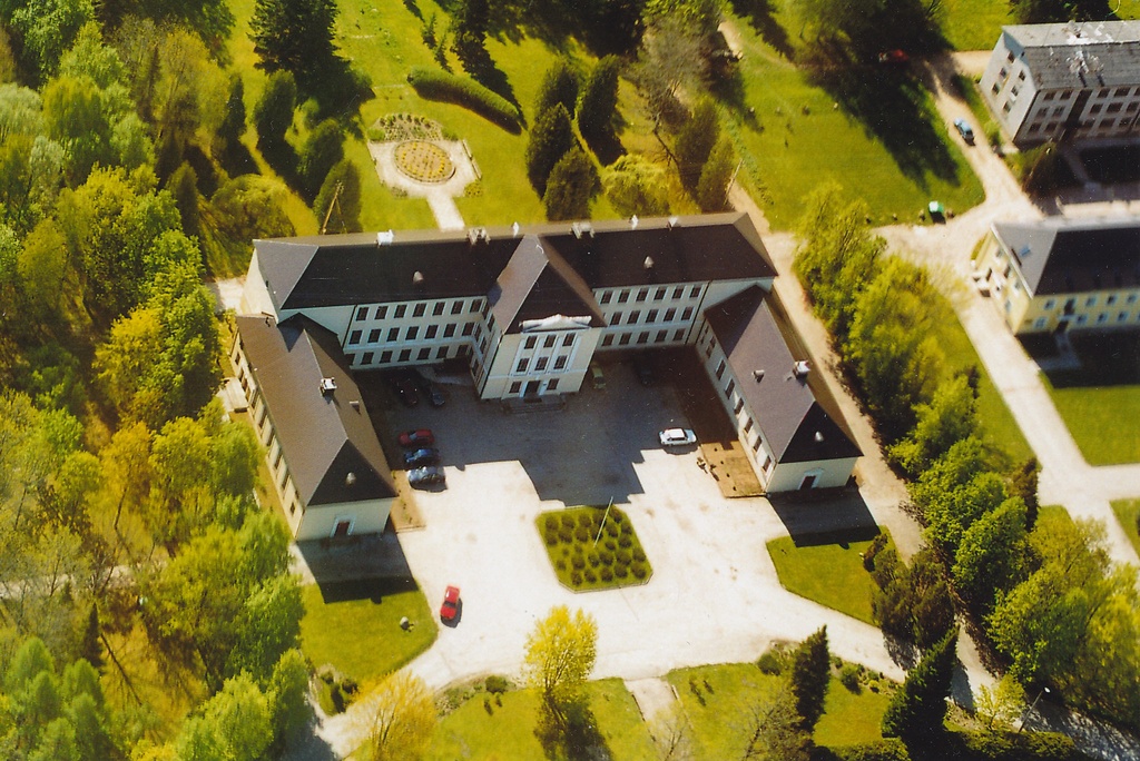 Foto  Vaade Väimela Kutsehariduskeskuse  peahoonele  linnulennult 2002. a.