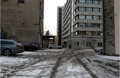 Tallinna Linna Kiirabijaama seitsmes brigaad koosseisus õde Virve Filips (vasakult), arst Nikolai Sokovikov ja sanitar Marko Kõdar enne väljasõitu. rephoto