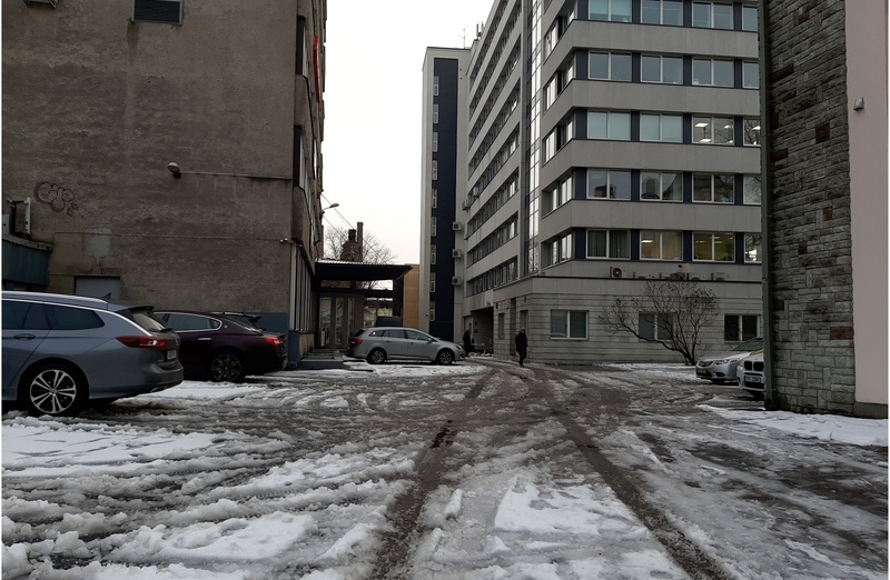 Tallinna Linna Kiirabijaama seitsmes brigaad koosseisus õde Virve Filips (vasakult), arst Nikolai Sokovikov ja sanitar Marko Kõdar enne väljasõitu. rephoto